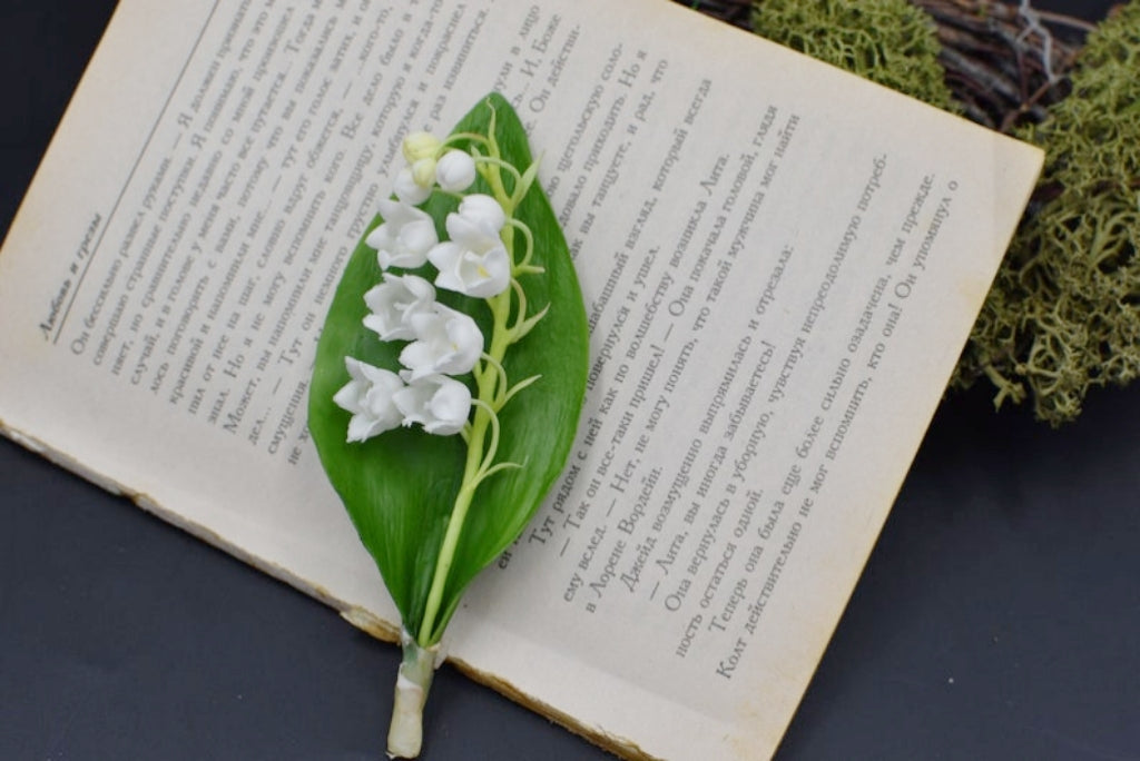 Broche Muguet en porcelaine froide 7 cm, argile polymère, bijou floral fait main