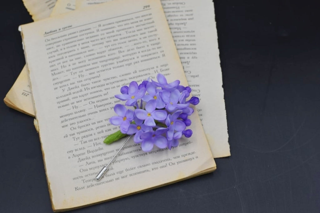 Broche fleur lilas faite main argile séchée à l'air 8 cm x 6 cm