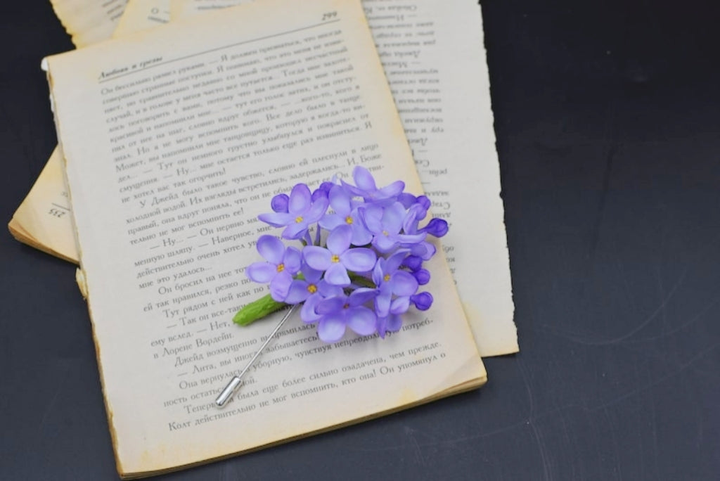 Broche fleur lilas faite main argile séchée à l'air 8 cm x 6 cm