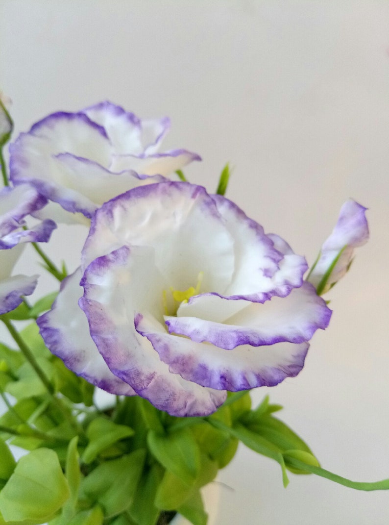 Bouquet de Fleurs Artificielles en Pâte Polymère - Eustoma - Porcelaine Froide - 7 Fleurs avec Vase en Céramique