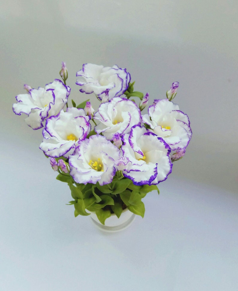 Bouquet de Fleurs Artificielles en Pâte Polymère - Eustoma - Porcelaine Froide - 7 Fleurs avec Vase en Céramique