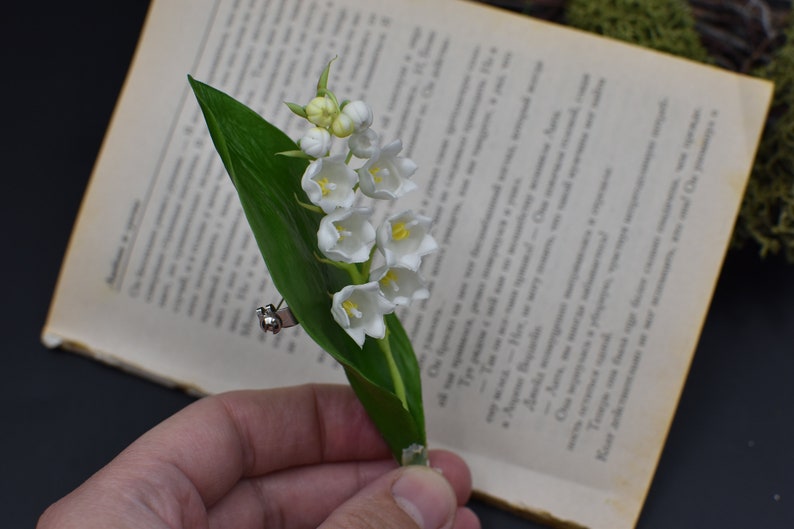 Broche Muguet en porcelaine froide 7 cm, argile polymère, bijou floral fait main