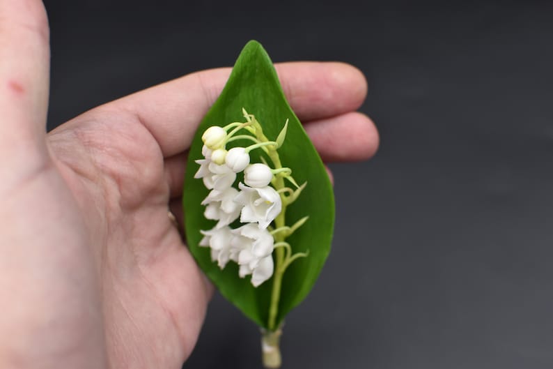 Broche Muguet en porcelaine froide 7 cm, argile polymère, bijou floral fait main