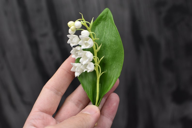 Broche Muguet en porcelaine froide 7 cm, argile polymère, bijou floral fait main