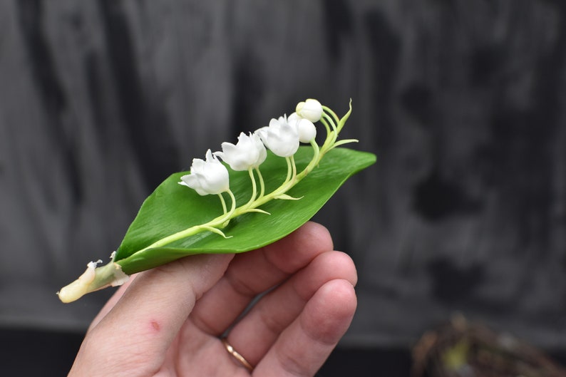 Broche Muguet en porcelaine froide 7 cm, argile polymère, bijou floral fait main