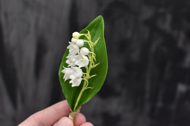 Broche Muguet en porcelaine froide 7 cm, argile polymère, bijou floral fait main