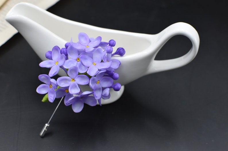 Broche fleur lilas faite main argile séchée à l'air 8 cm x 6 cm