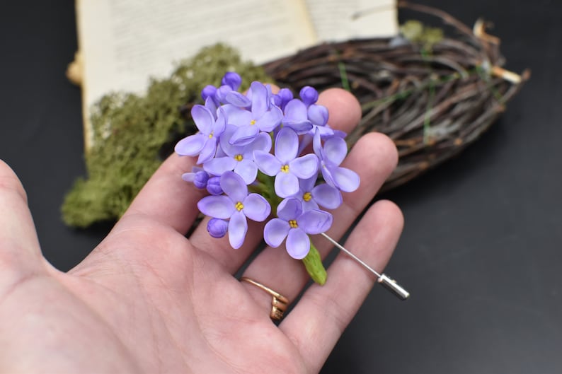 Broche fleur lilas faite main argile séchée à l'air 8 cm x 6 cm