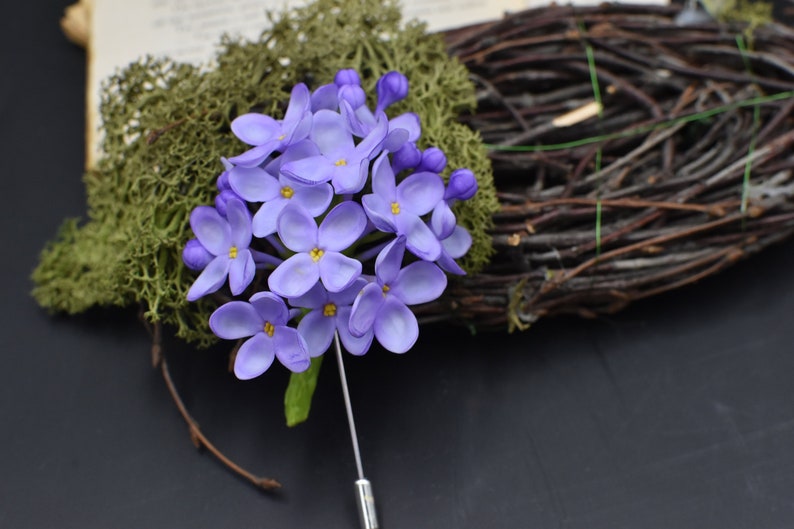Broche fleur lilas faite main argile séchée à l'air 8 cm x 6 cm