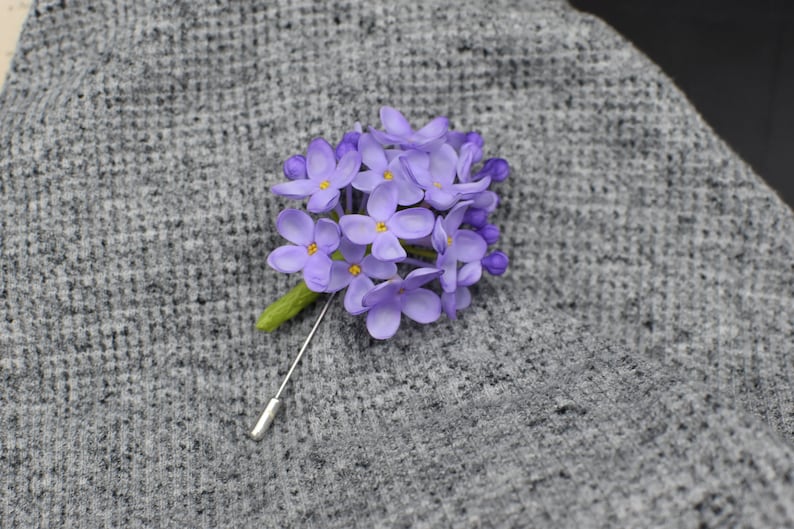 Broche fleur lilas faite main argile séchée à l'air 8 cm x 6 cm