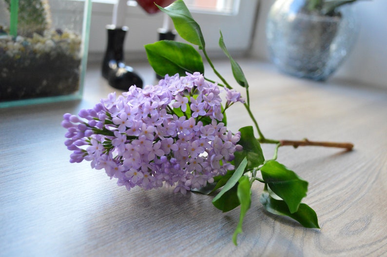Branche de lilas en pâte polymère 25-30 cm, fleurs artisanales