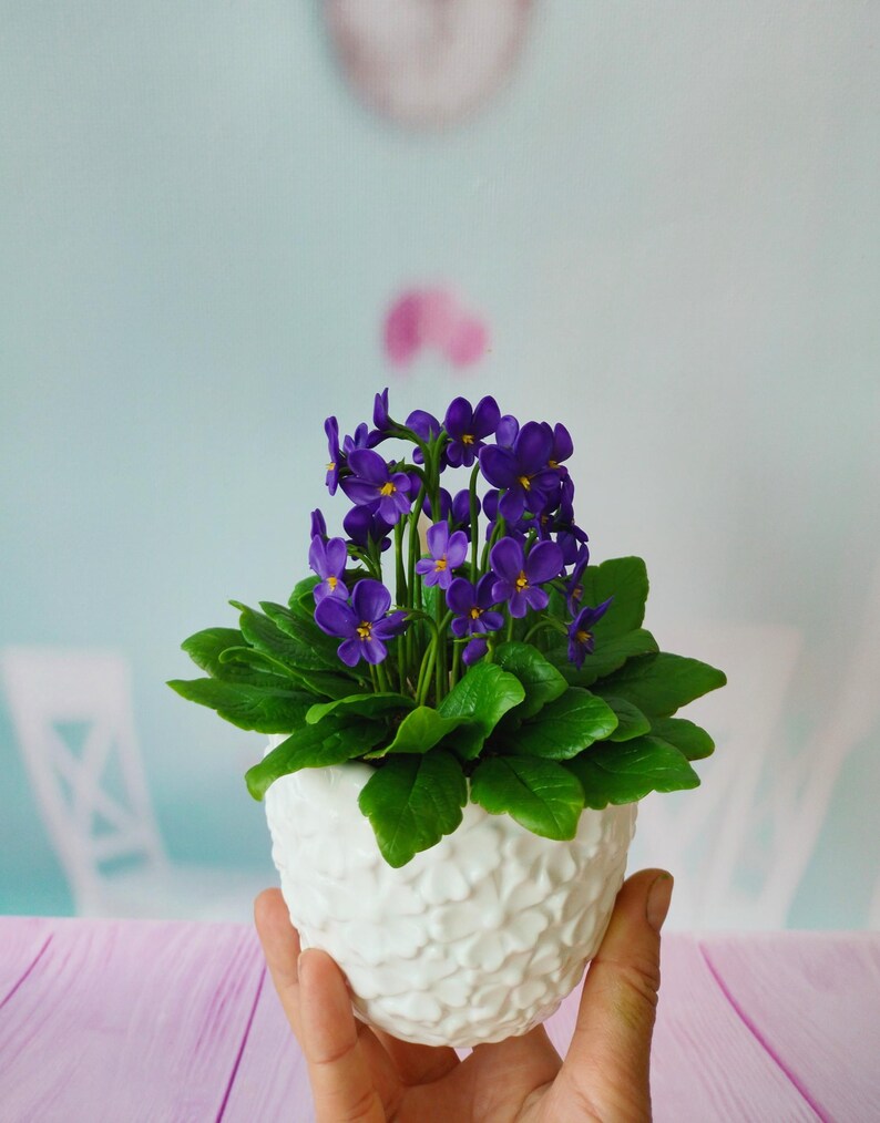 Composition florale violette sauvage faite main en pâte polymère dans pot céramique 15-16 cm