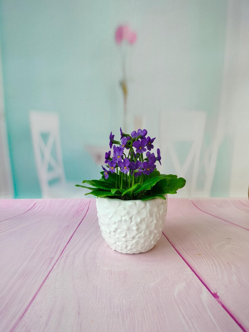 Composition florale violette sauvage faite main en pâte polymère dans pot céramique 15-16 cm
