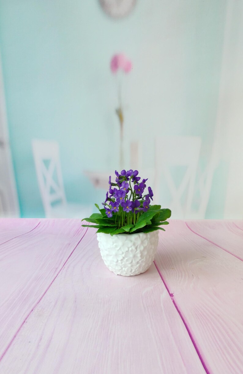 Composition florale violette sauvage faite main en pâte polymère dans pot céramique 15-16 cm