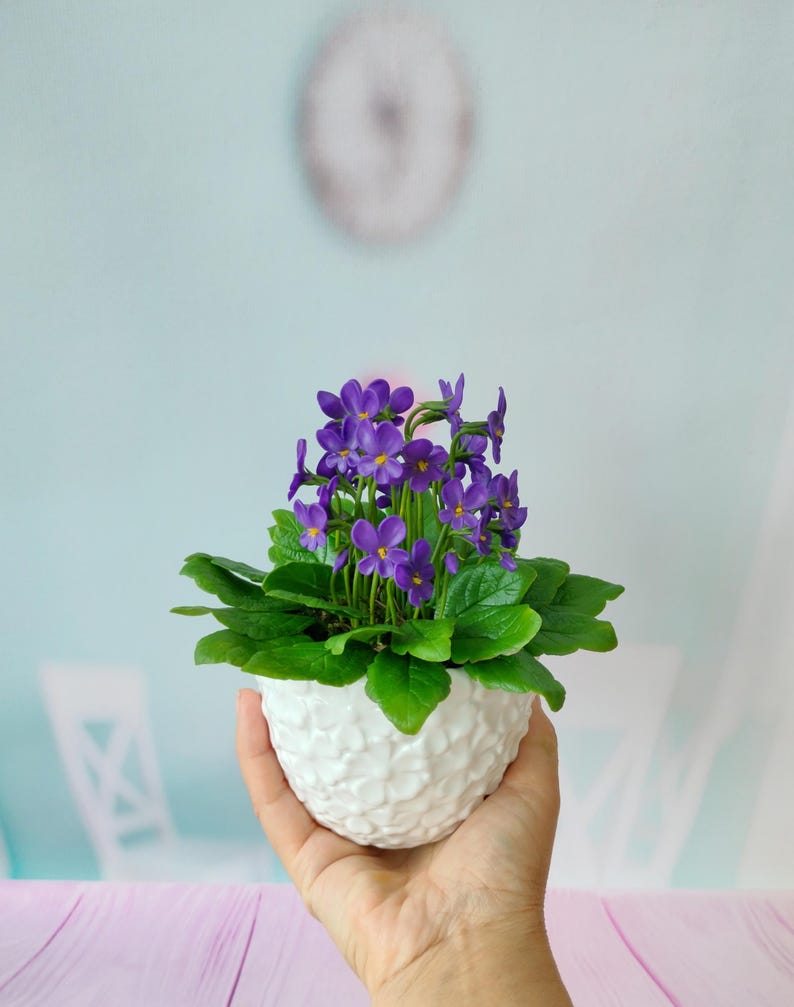 Composition florale violette sauvage faite main en pâte polymère dans pot céramique 15-16 cm