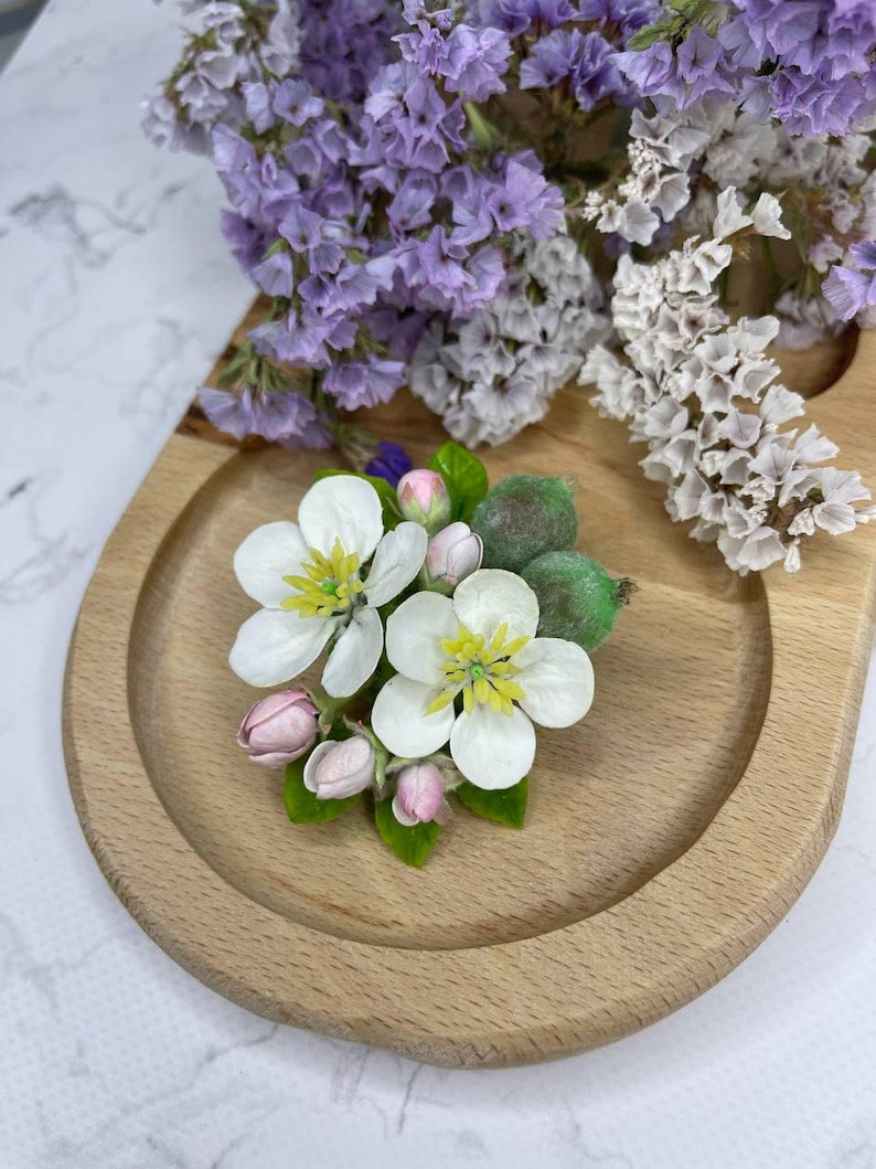 Broche fleur de pommier en porcelaine froide avec pommettes, bijou botanique réaliste fait main
