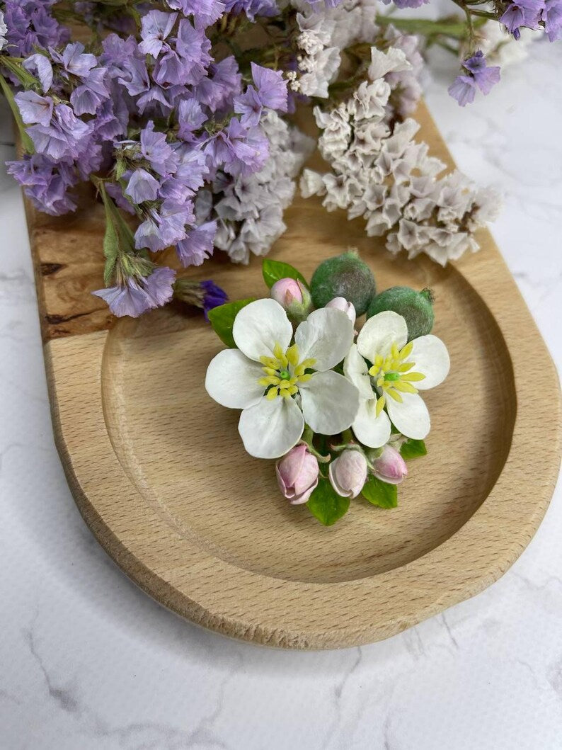 Broche fleur de pommier en porcelaine froide avec pommettes, bijou botanique réaliste fait main