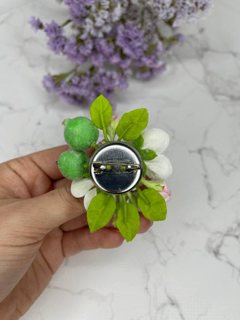 Broche fleur de pommier en porcelaine froide avec pommettes, bijou botanique réaliste fait main