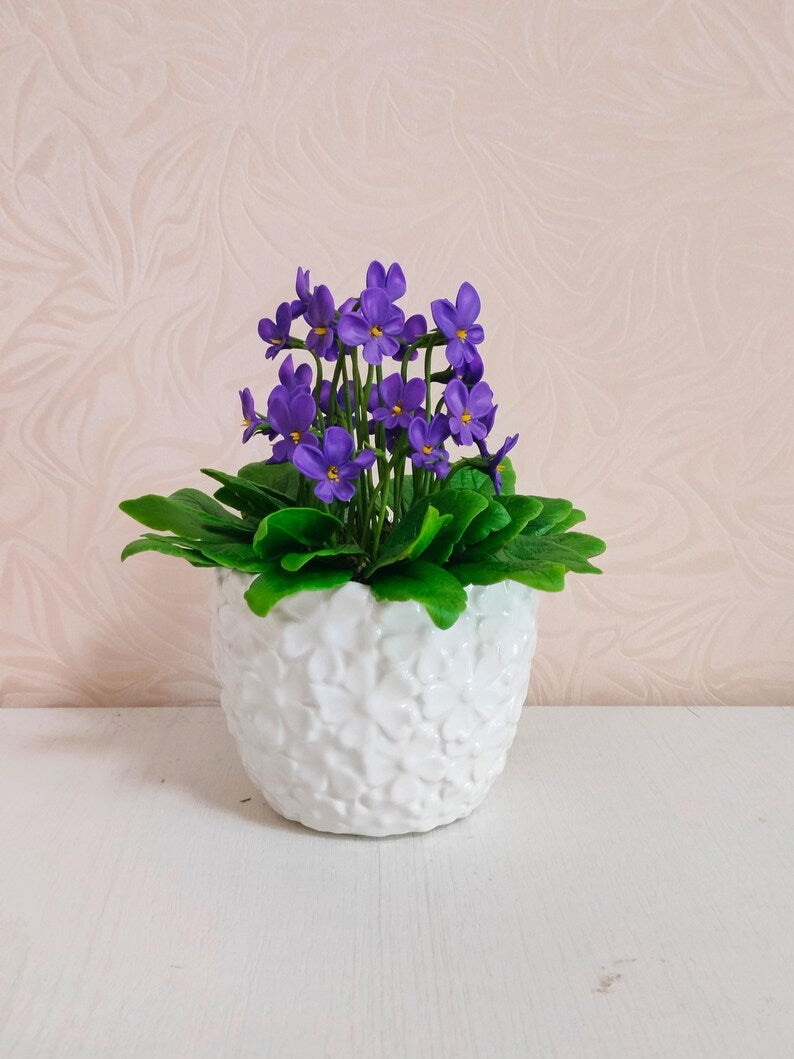 Composition florale violette sauvage faite main en pâte polymère dans pot céramique 15-16 cm