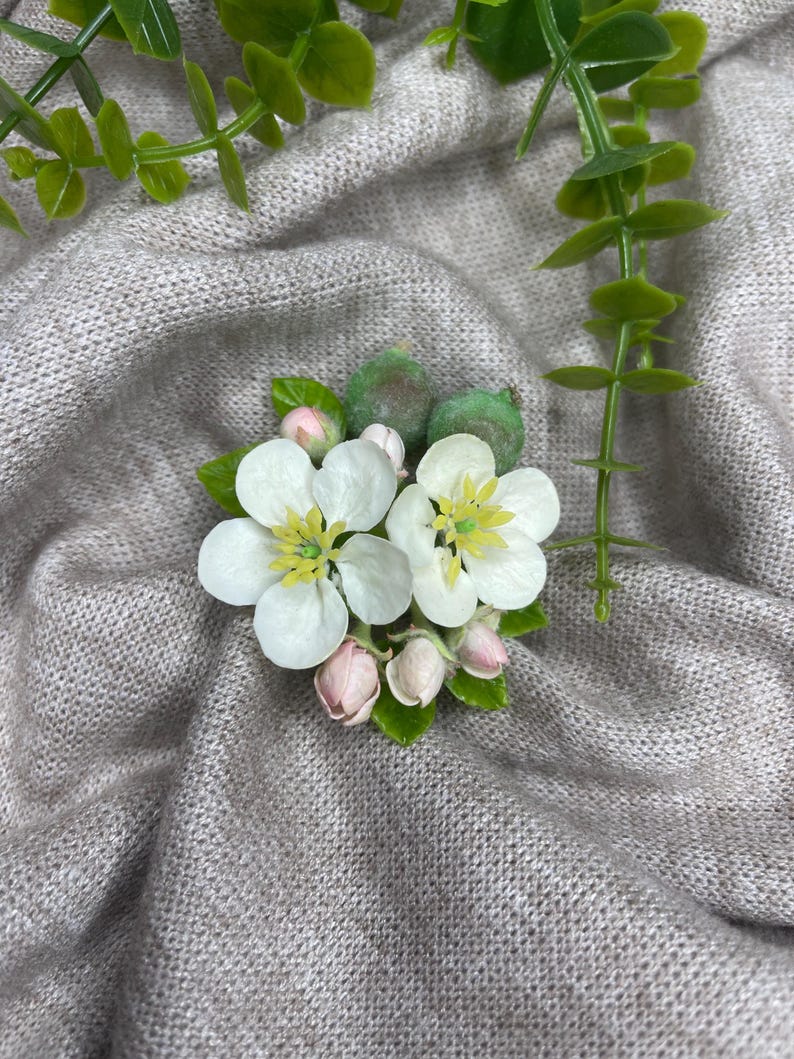 Broche fleur de pommier en porcelaine froide avec pommettes, bijou botanique réaliste fait main