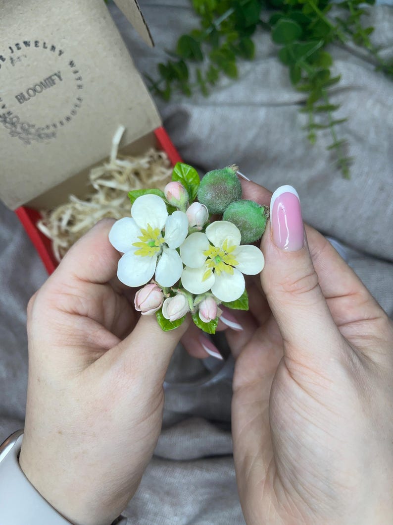 Broche fleur de pommier en porcelaine froide avec pommettes, bijou botanique réaliste fait main