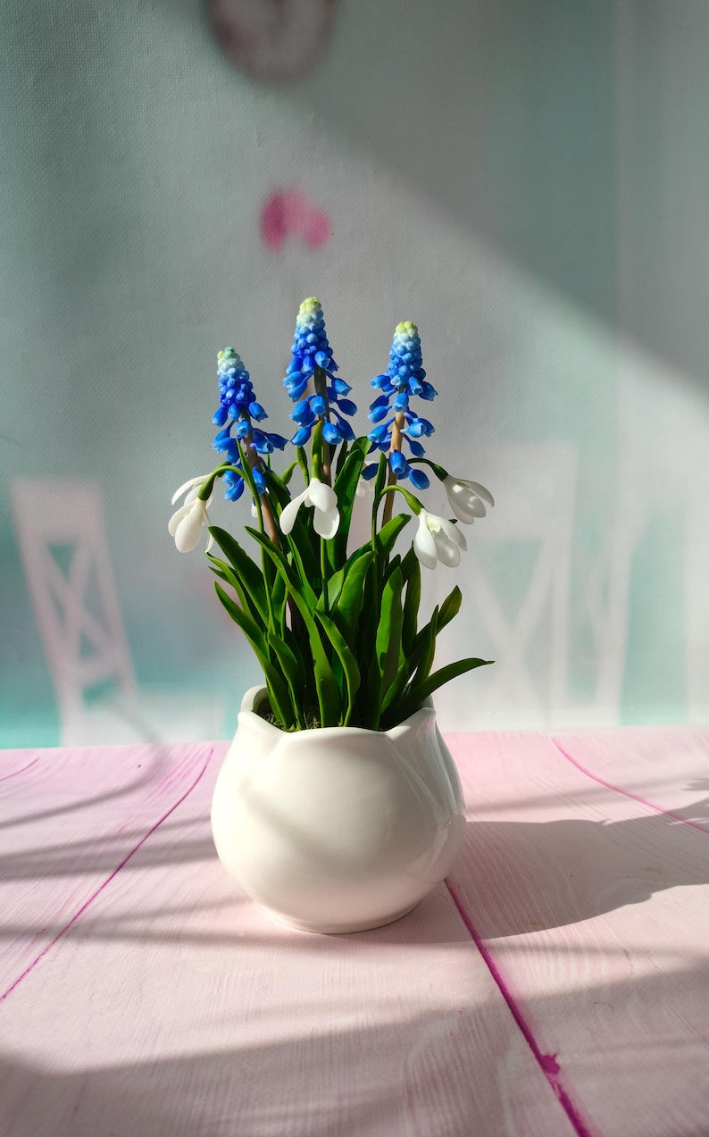 Bouquet de muscari et perce-neige en porcelaine froide fait main, décoration printanière en pot céramique, 23-24 cm