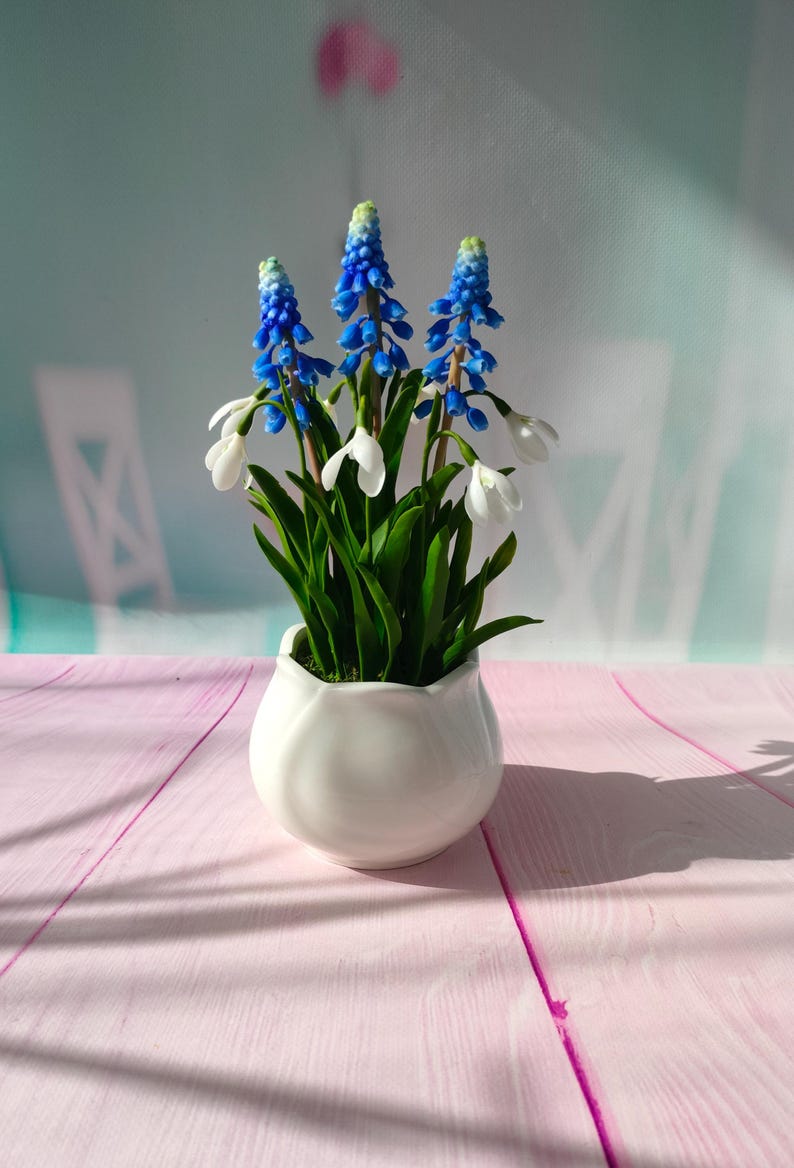 Bouquet de muscari et perce-neige en porcelaine froide fait main, décoration printanière en pot céramique, 23-24 cm