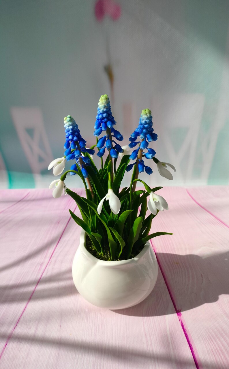Bouquet de muscari et perce-neige en porcelaine froide fait main, décoration printanière en pot céramique, 23-24 cm