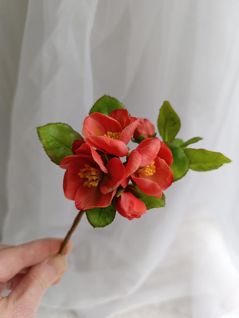 Branche de coing en fleurs, pâte polymère, décoration de table printanière, 18 cm