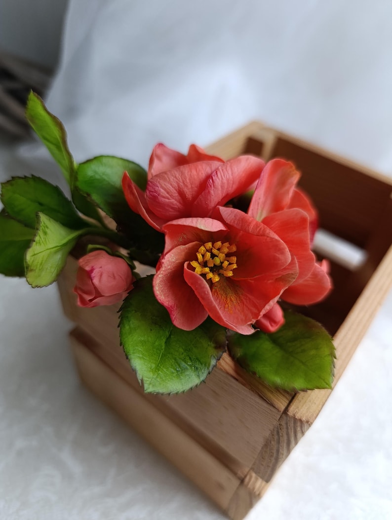 Branche de coing en fleurs, pâte polymère, décoration de table printanière, 18 cm