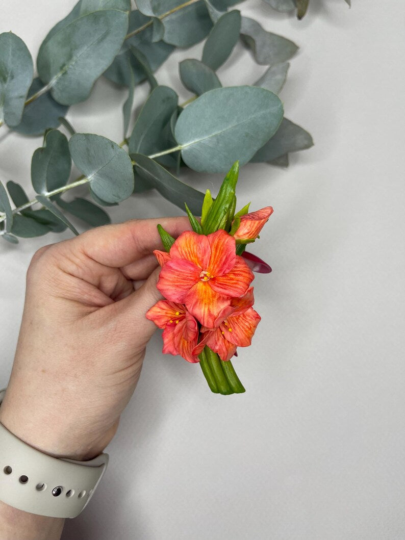 Broche fleur rouge pâte polymère réaliste épingle florale pour femme