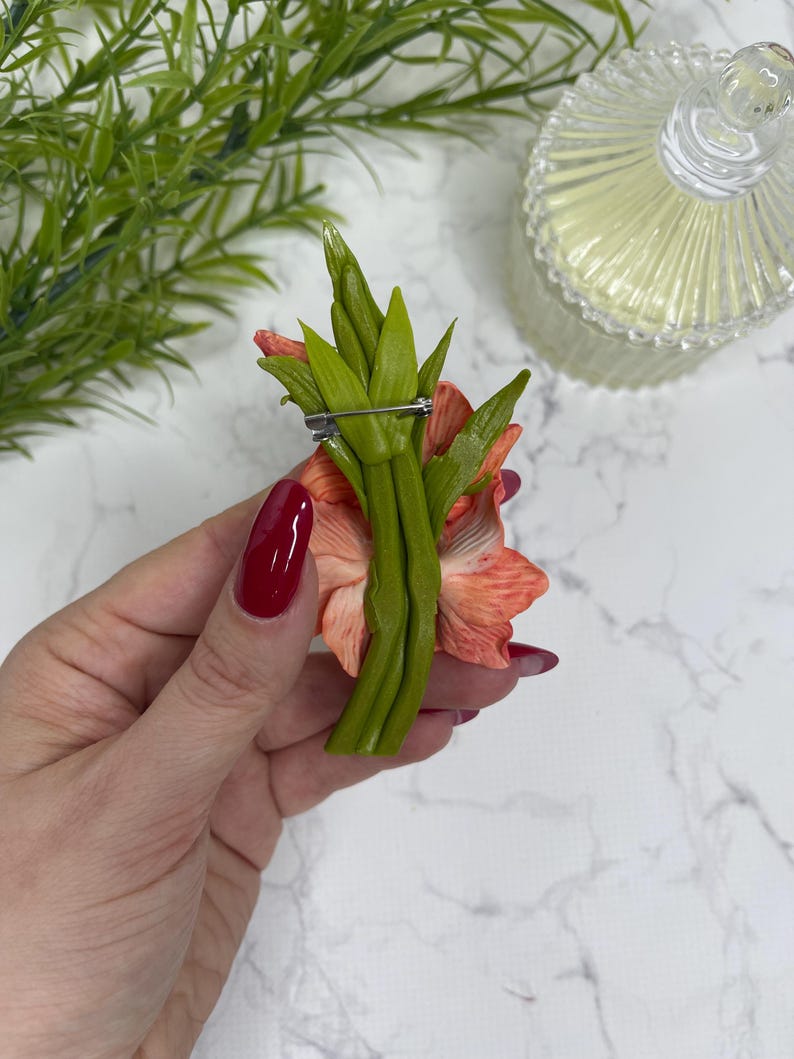 Broche fleur rouge pâte polymère réaliste épingle florale pour femme