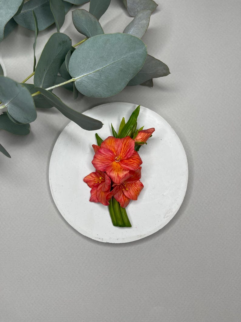 Broche fleur rouge pâte polymère réaliste épingle florale pour femme