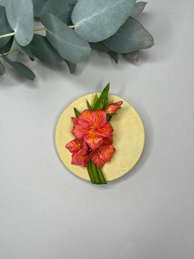Broche fleur rouge pâte polymère réaliste épingle florale pour femme