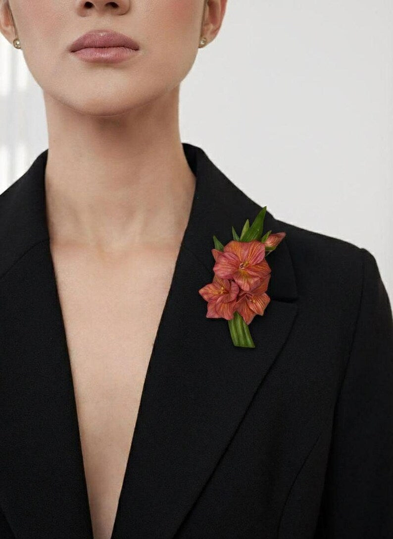 Broche fleur rouge pâte polymère réaliste épingle florale pour femme