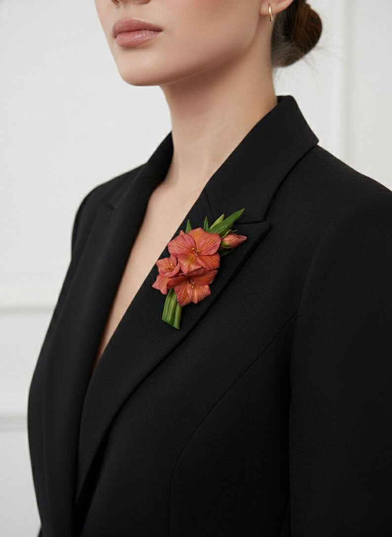 Broche fleur rouge pâte polymère réaliste épingle florale pour femme