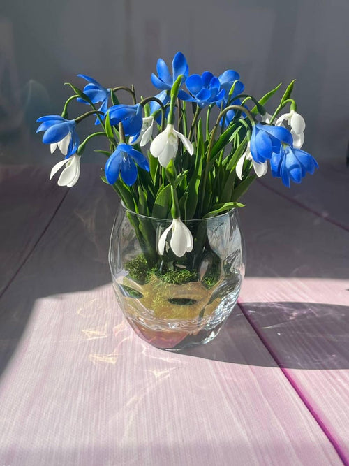 Bouquet de 23 fleurs miniatures en porcelaine froide - Scilles bleues et perce-neige blancs - Décoration botanique réaliste faite main