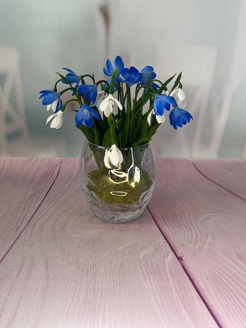 Bouquet de 23 fleurs miniatures en porcelaine froide - Scilles bleues et perce-neige blancs - Décoration botanique réaliste faite main