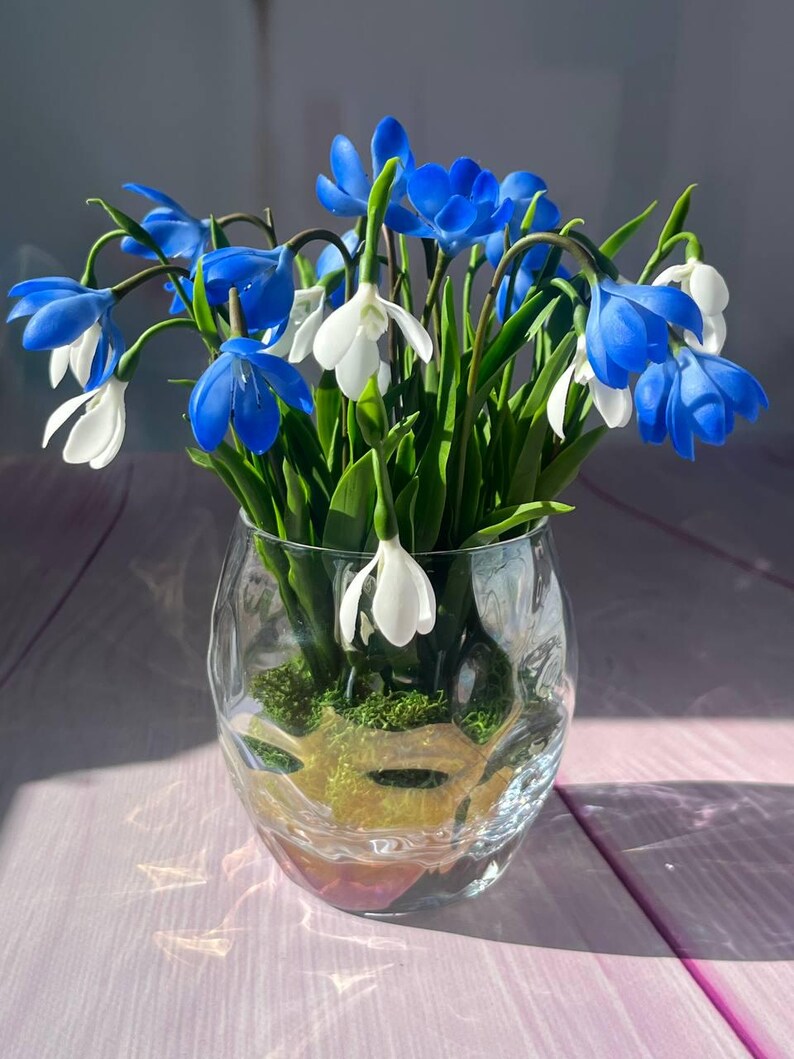 Bouquet de 23 fleurs miniatures en porcelaine froide - Scilles bleues et perce-neige blancs - Décoration botanique réaliste faite main