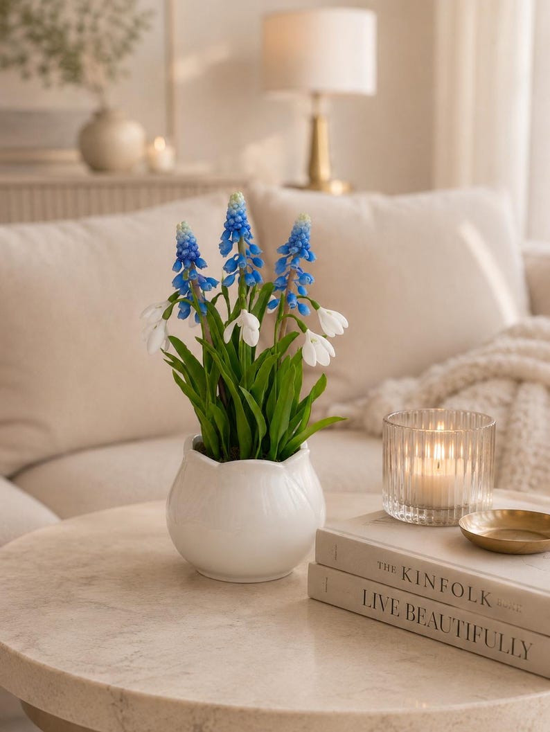 Bouquet de muscari et perce-neige en porcelaine froide fait main, décoration printanière en pot céramique, 23-24 cm