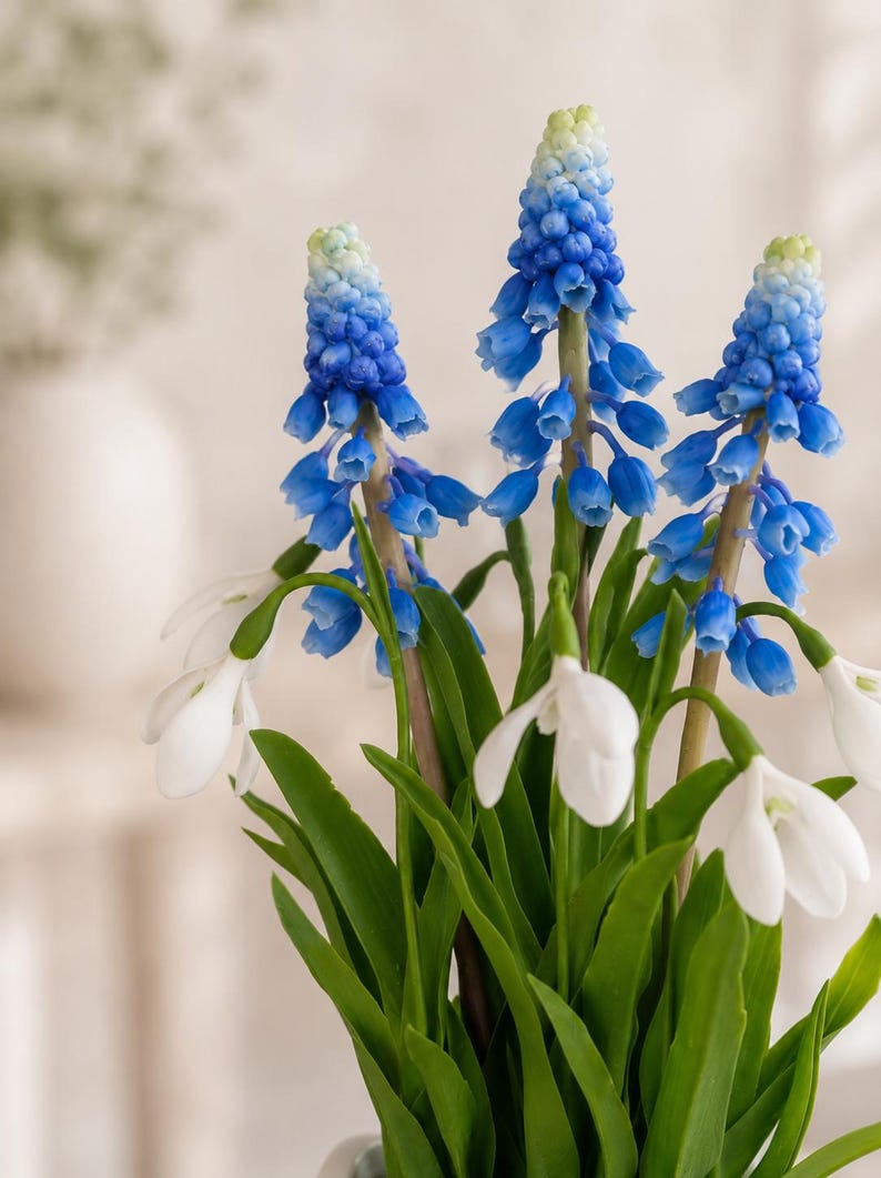 Bouquet de muscari et perce-neige en porcelaine froide fait main, décoration printanière en pot céramique, 23-24 cm