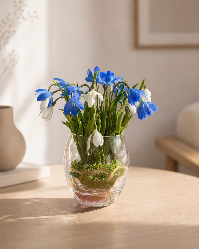 Bouquet de 23 fleurs miniatures en porcelaine froide - Scilles bleues et perce-neige blancs - Décoration botanique réaliste faite main