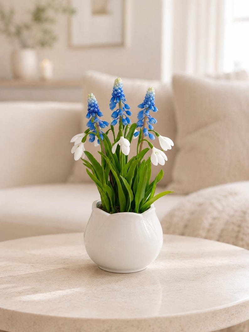 Bouquet de muscari et perce-neige en porcelaine froide fait main, décoration printanière en pot céramique, 23-24 cm